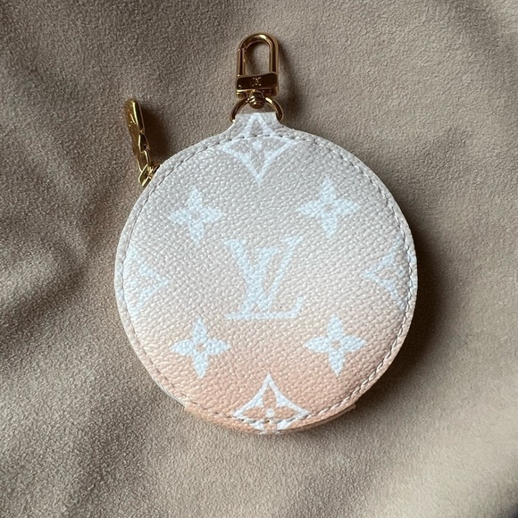 Louis Vuitton Round Coin Purse in By The Pool Monogram Giant Canvas. - Picture 5 of 10